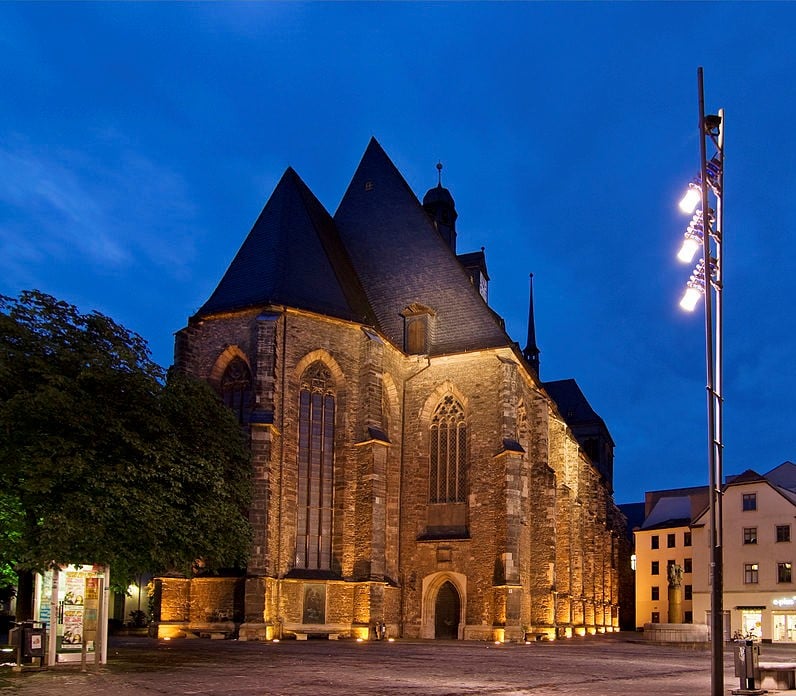 Quelle: OmiTs / https://de.wikipedia.org/wiki/Konzerthalle_St.-Ulrich-Kirche#/media/Datei:St_Ulrich-Kirche_Leipziger_Stra%C3%9Fe.jpg